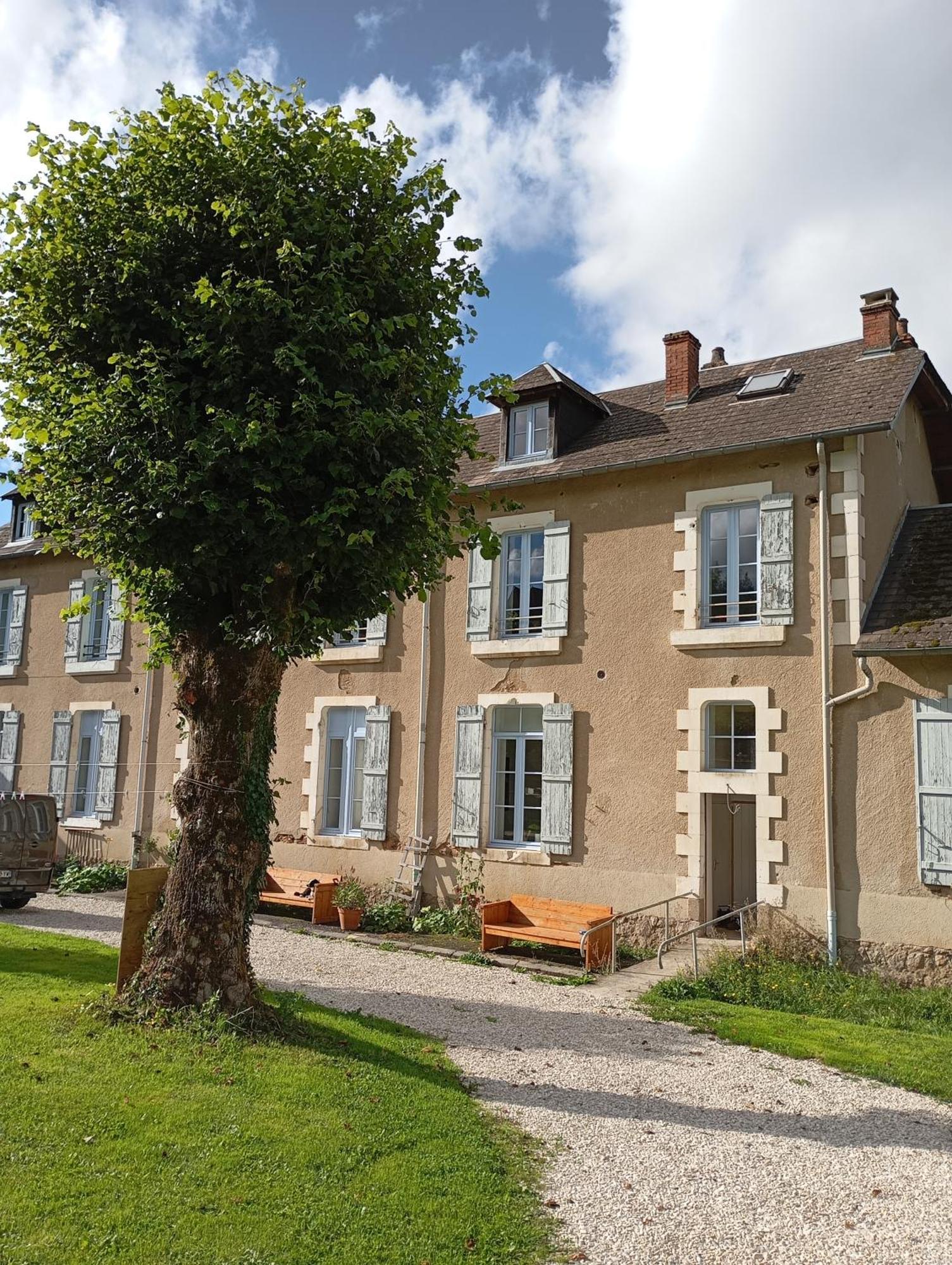 L' Ancienne Ecole Du Morvan Larochemillay 外观 照片